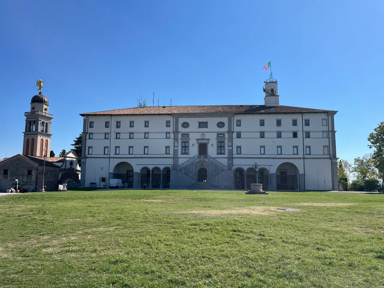 Hrad v Udine a trávník na vrcholu kopce