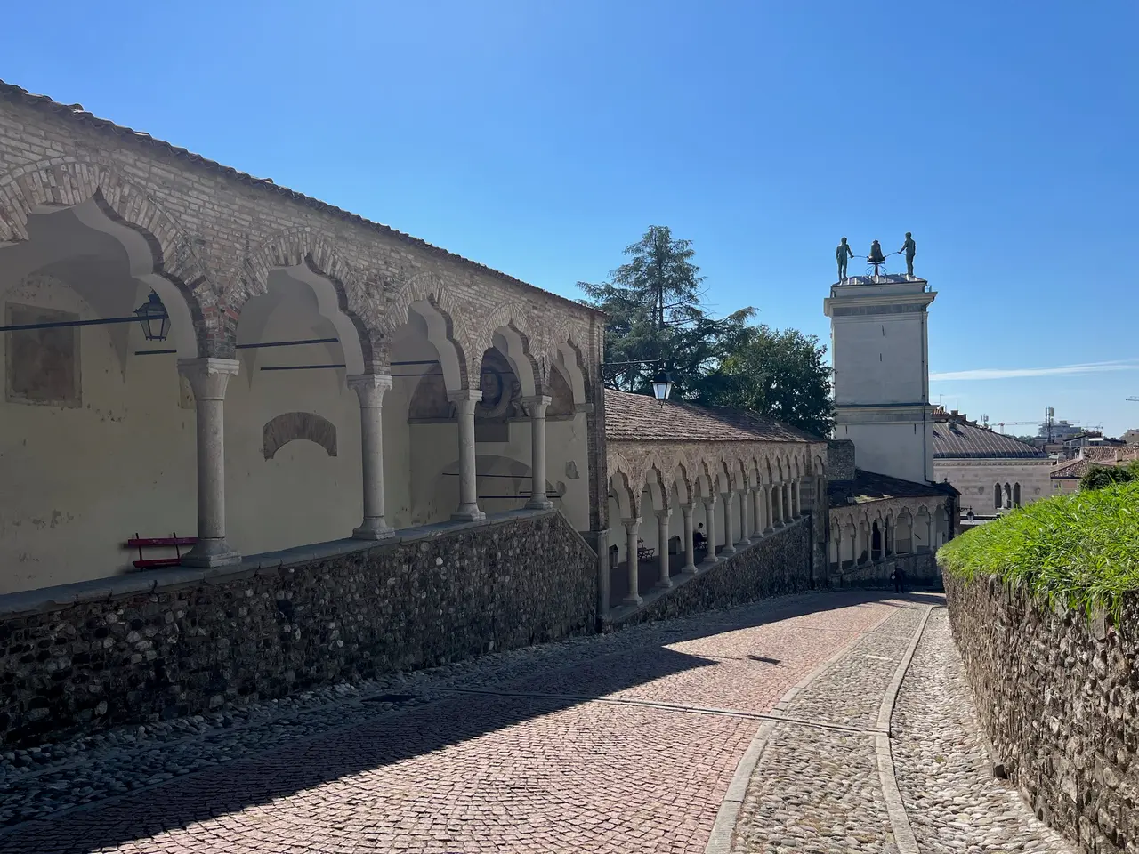 Krytá loubí na cestě z hradního kopce dolů do centra Udine