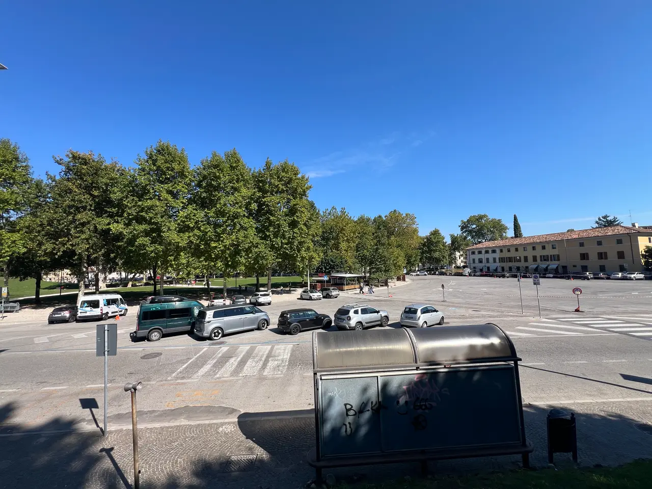 Venkovní parkoviště na Piazza Primo Maggio pod hradním kopcem v Udine