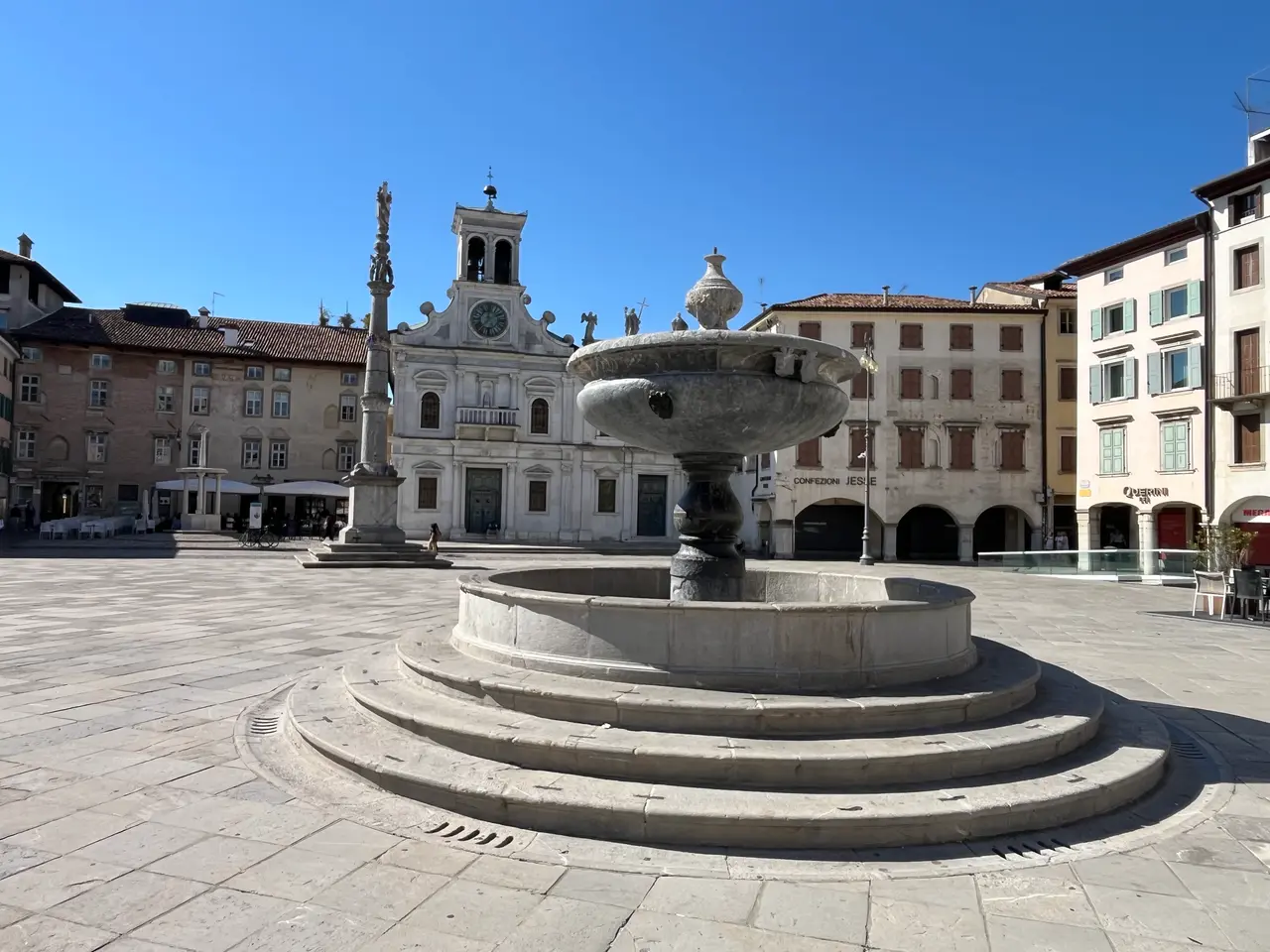 Kašna na Piazza Matteotti v pěším centru Udine