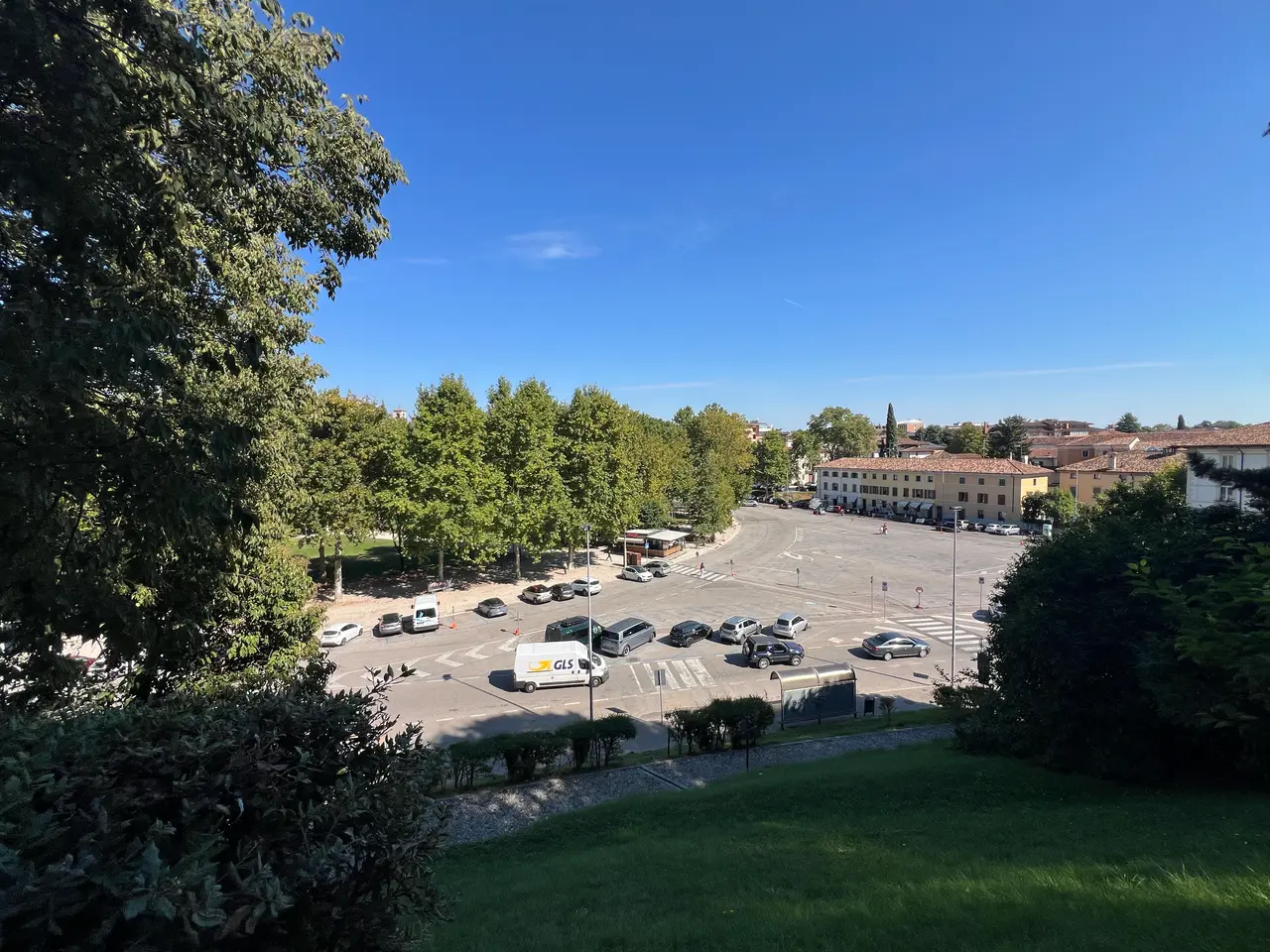 Piazza Primo Maggio s parkovištěm z hradního kopce v Udine