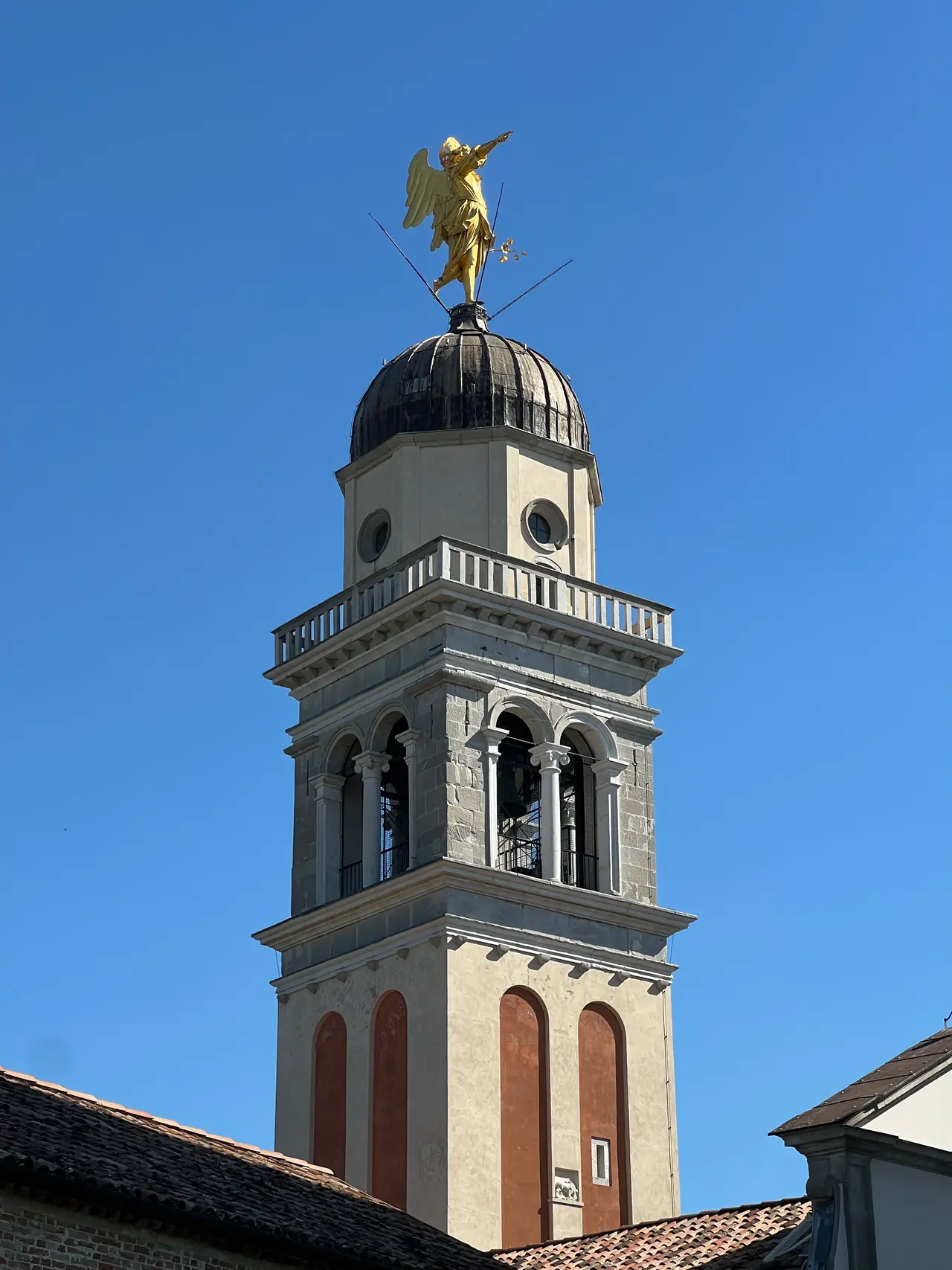 Zvonice s andělem na hradním kopci v Udine