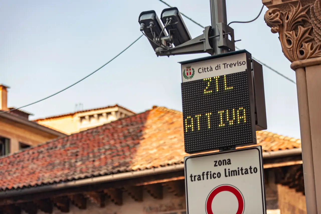 Cedule ZTL s digitálním ukazatelem