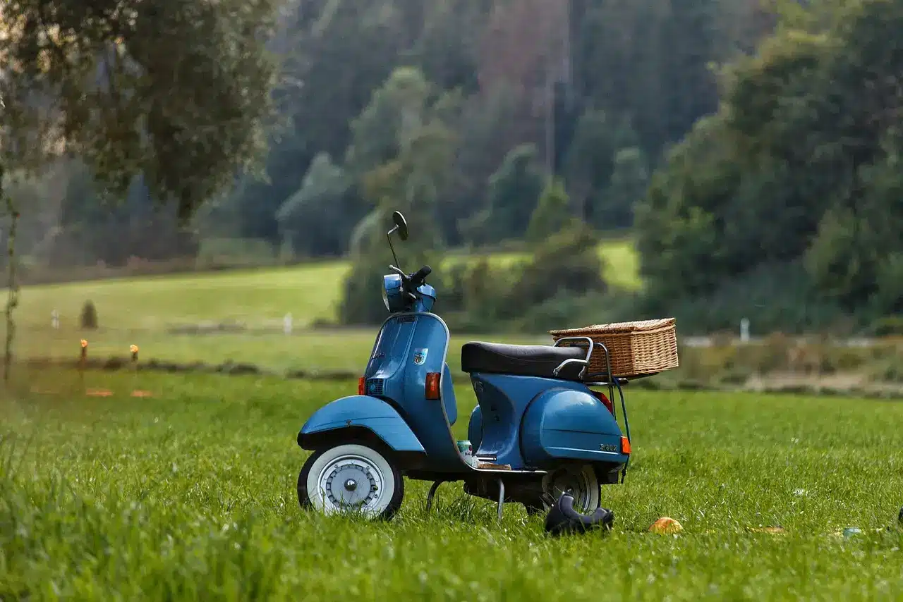Vespa – ikonický italský skútr s nadčasovým designem a historií sahající do roku 1946.