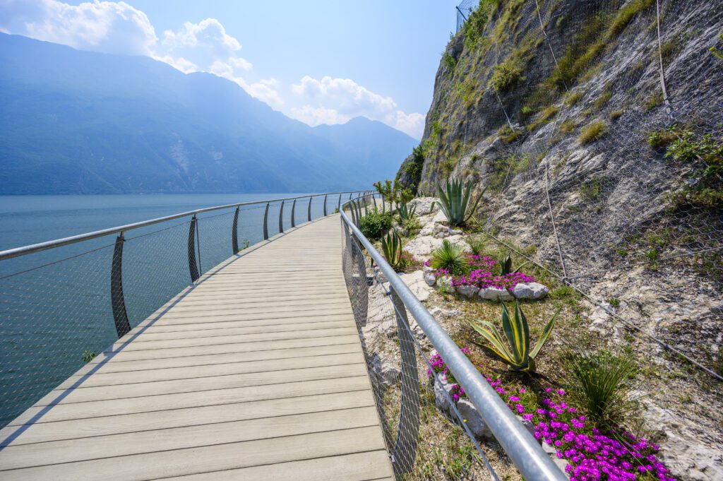 Lávka na cyklostezce v Limone sul Garda s výhledem na širší část jezera