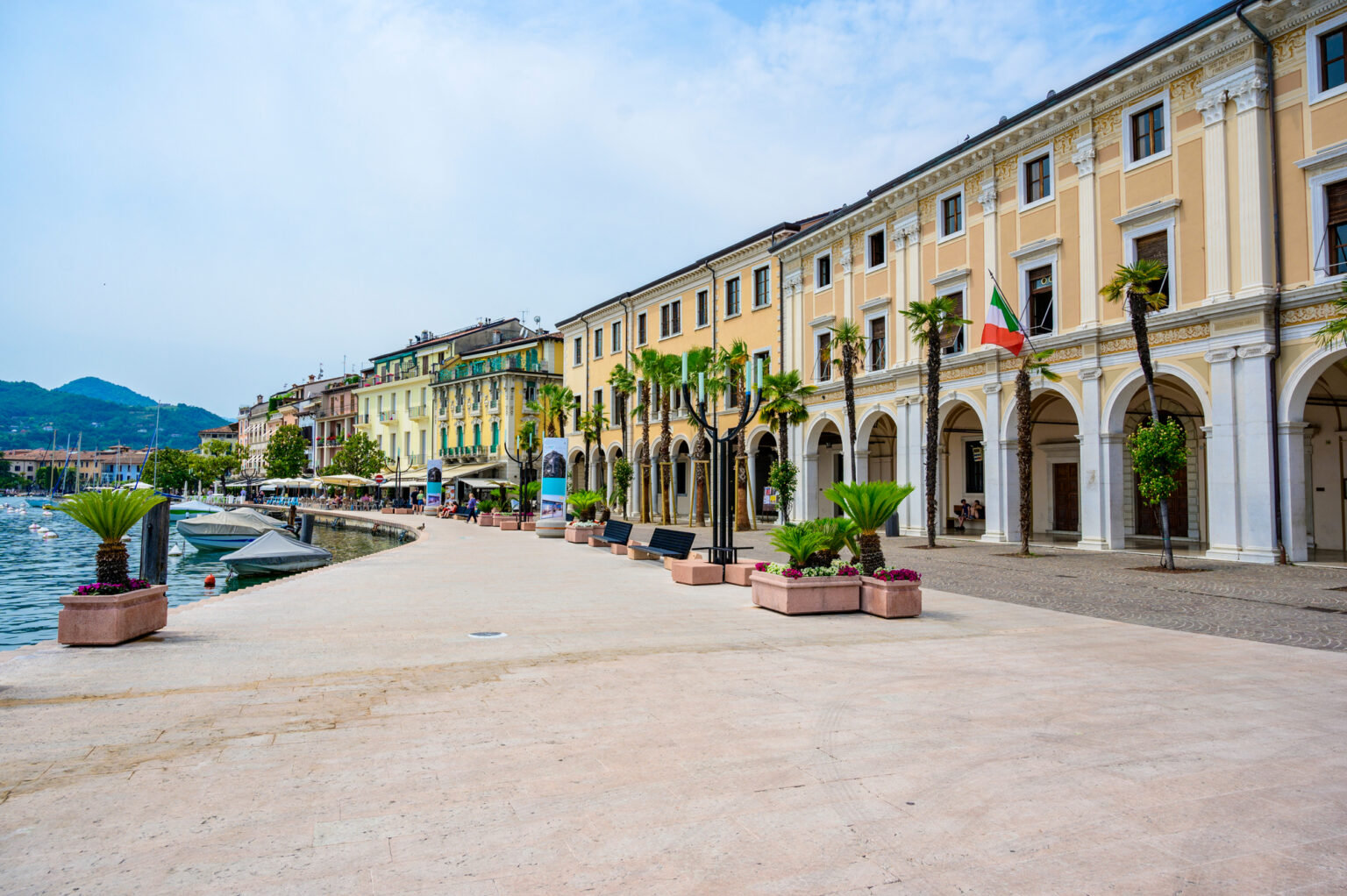 Nejdelší promenáda u Lago di Garda v Salò, lemovaná palmami a historickými budovami.