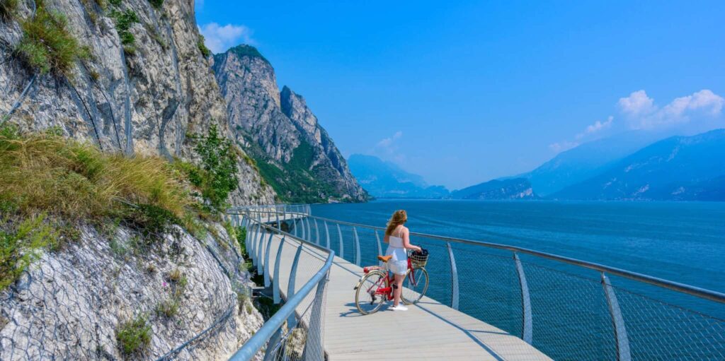 Dřevěná lávka cyklostezky v Limone sul Garda vedoucí nad jezerem Garda“