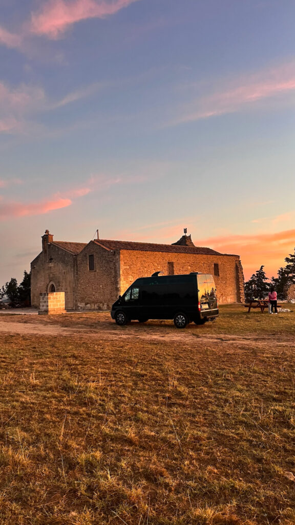 Východ slunce u kaple San Salvatore s naší dodávkou