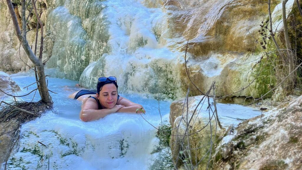 Monča relaxuje v termálních lázních Bagni San Filippo mezi bílými vápencovými útvary a přirozenými teplými prameny v Toskánsku