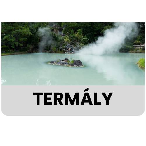 Tyrkysové termální jezírko s párou stoupající nad vodou obklopené zelenou vegetací v japonských lázních Beppu