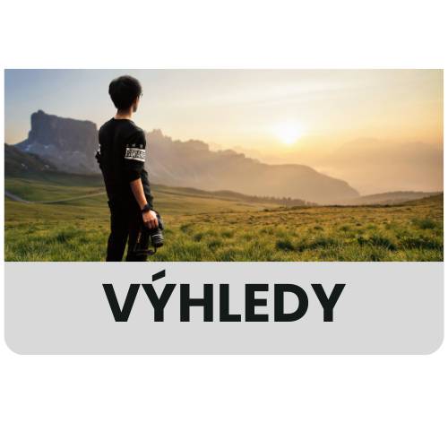 Člověk pozoruje západ slunce nad rozlehlými zelenými pláněmi s dramatickými horskými vrcholy v pozadí italské krajiny