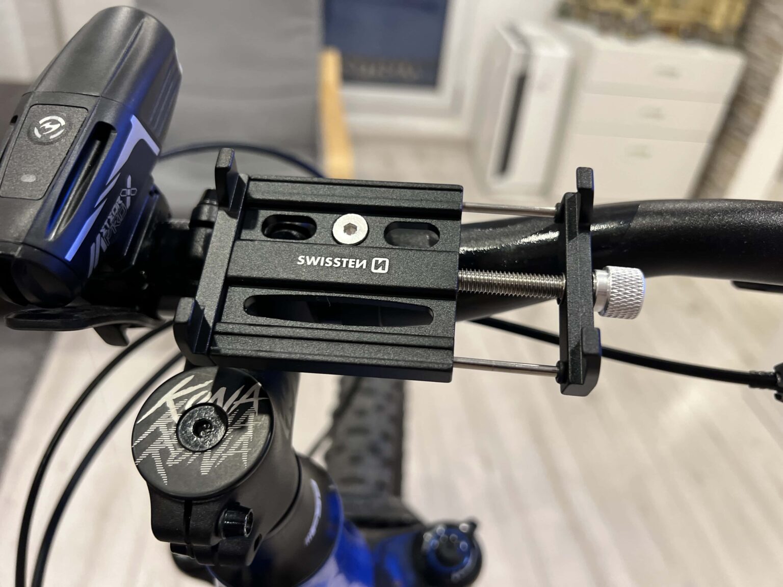 Detail kovového držáku telefonu Swissten BC2 s nastavitelným šroubem a pevným uchycením, který jsme testovali při naší recenzi