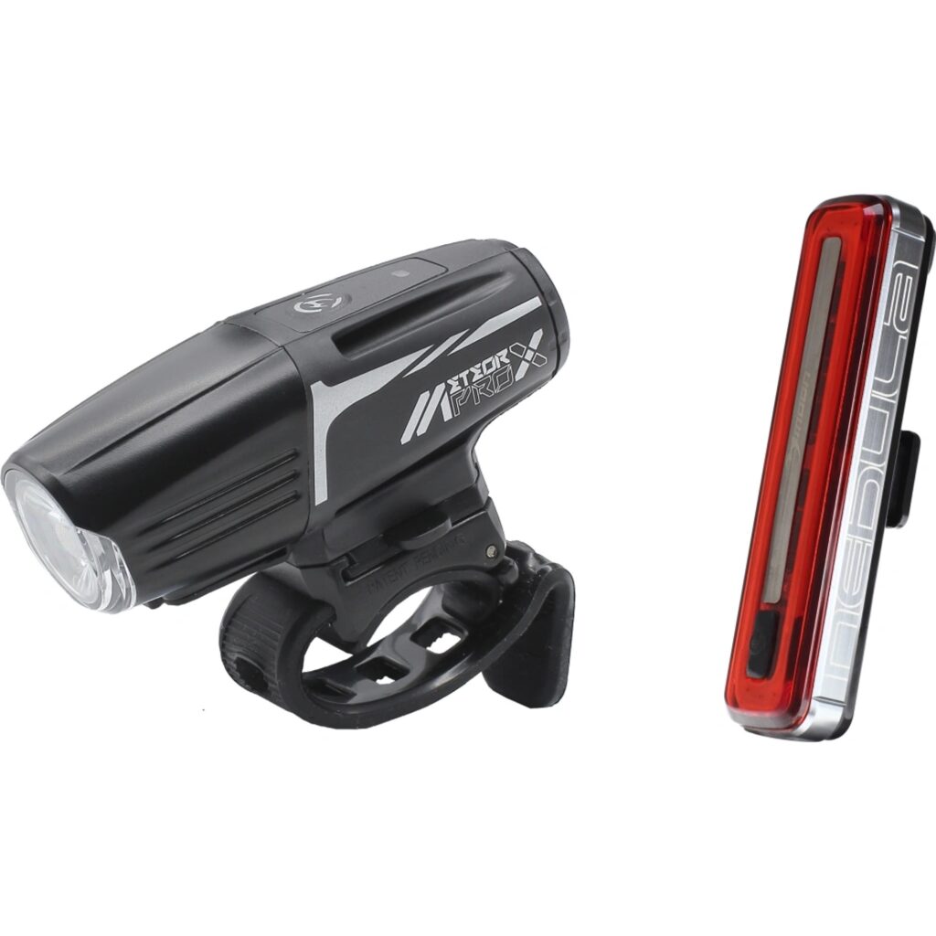 Set cyklistických světel Moon Meteor X Auto Pro s předním černým světlometem a zadním červeným blikačem pro bezpečnou jízdu