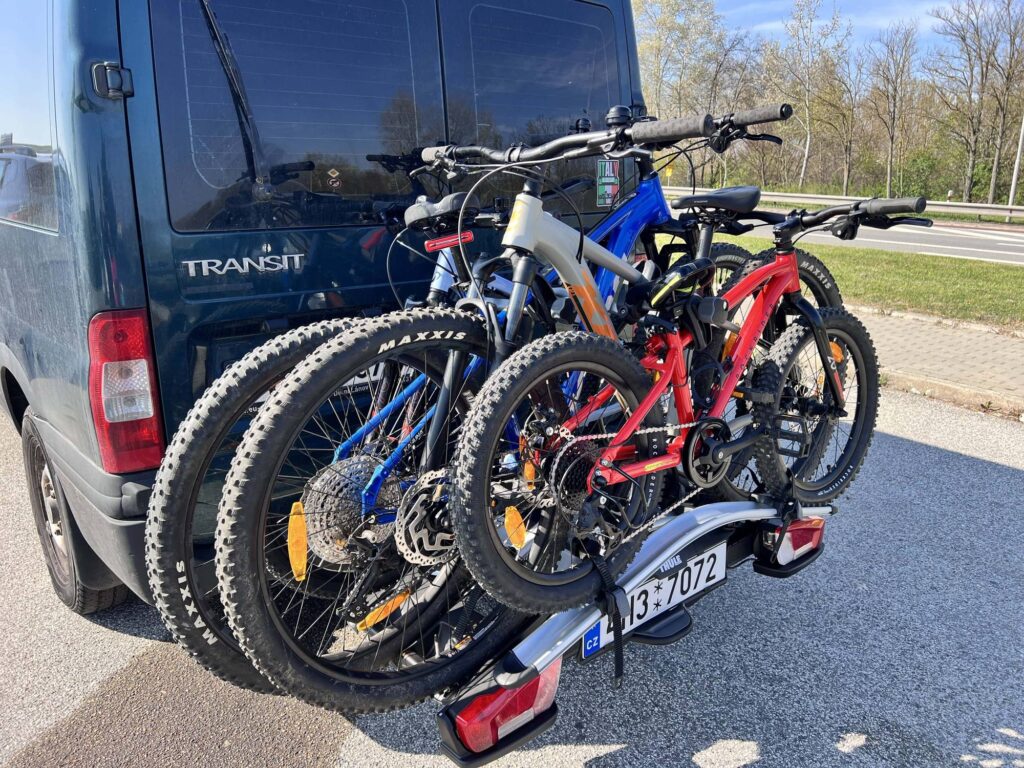 Náš nosič Thule VeloCompact na dodávce Transit se čtyřmi horskými koly připravenými na výlet do italských hor