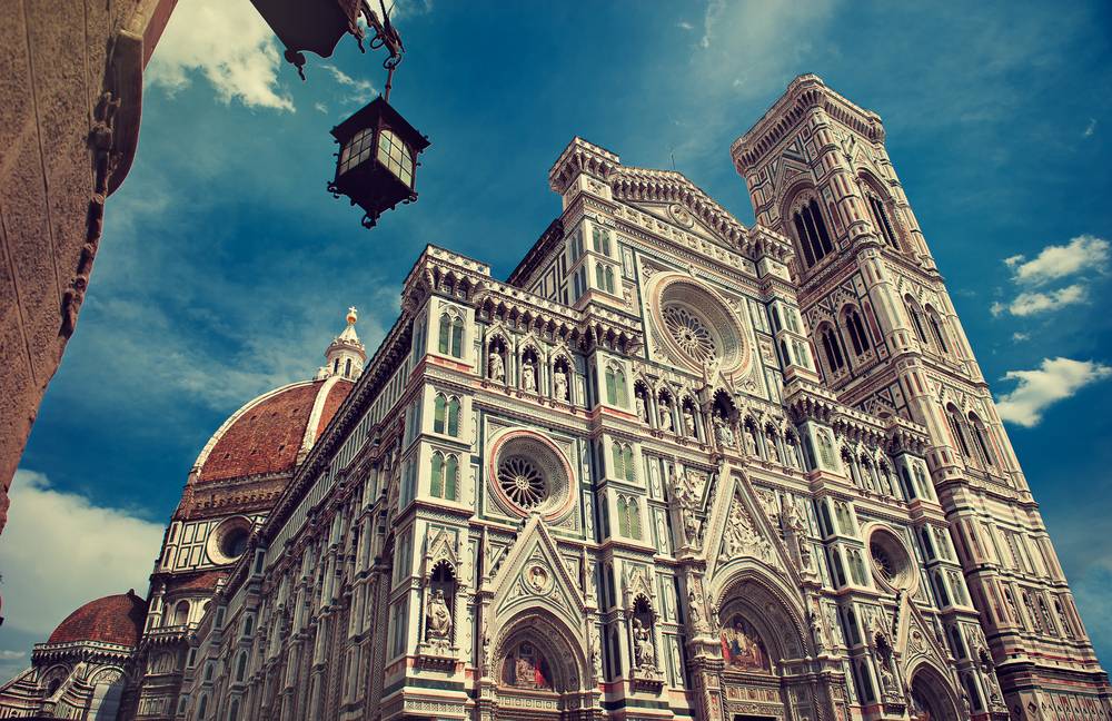 Florentská katedrála Santa Maria del Fiore s Brunelleschiho kupolí a Giottovou zvonicí za jasného jarního odpoledne s bílými mraky