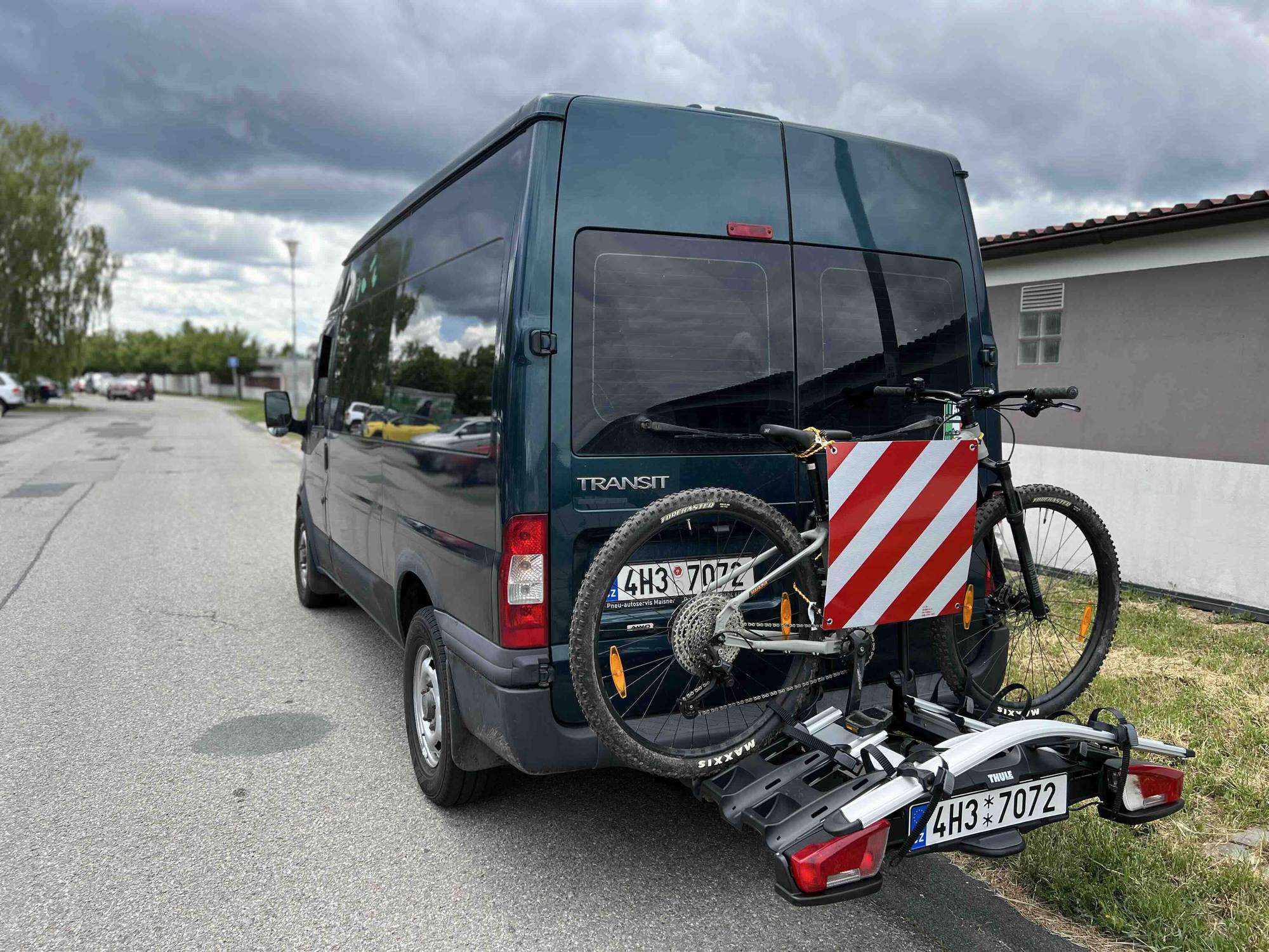 Výstražná značka BICMA 50×50 cm na nosiči kol Thule — originál z Itálie, homologace CE-24
