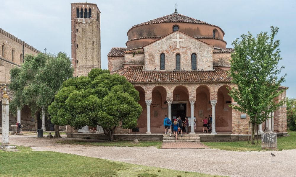 Katedrála Santa Maria Assunta byla postavena v roce 639 a je nejstarší katedrálou Benátské laguny. Současná podoba pochází z přestavby v roce 1008, kdy získala byzantské prvky.